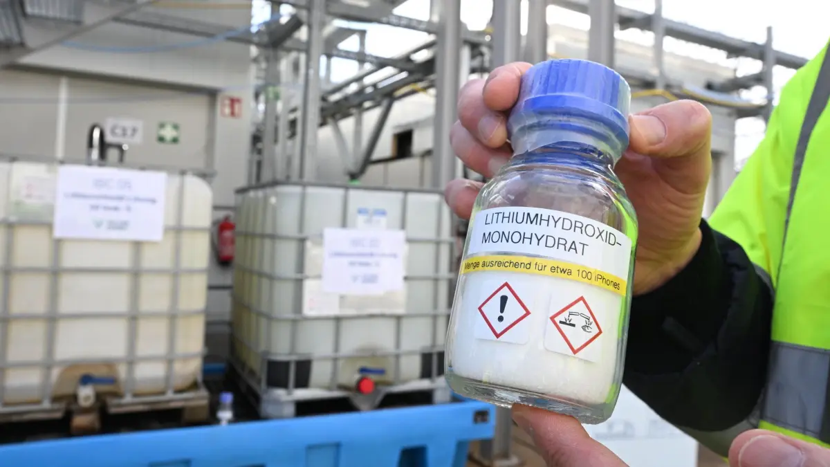 Anlage zur Gewinnung von Lithium: ARCHIV - 25.01.2025, Rheinland-Pfalz, Landau: Glas mit Lithiumhydroxit-Monohydrat, das in einer Lithiumextraktionsanlage der Firma Vulcan Energie Ressourcen gewonnen wurde. Das aus Thermalwasser gewonnene Lithium ist ein wertvoller Rohstoff zur Herstellung von Batterien. Die Firma plant, mit Tiefengeothermie kohlendioxidfreies Lithium aus Thermalwasser des Oberrheingrabens zu gewinnen. Lithium ist mit Kobalt einer der wichtigsten Rohstoffe für Batterien. (zu dpa: «Grundstein für Lithiumproduktion gelegt - Wärme und Rohstoff») Foto: Bernd Weißbrod/dpa +++ dpa-Bildfunk +++