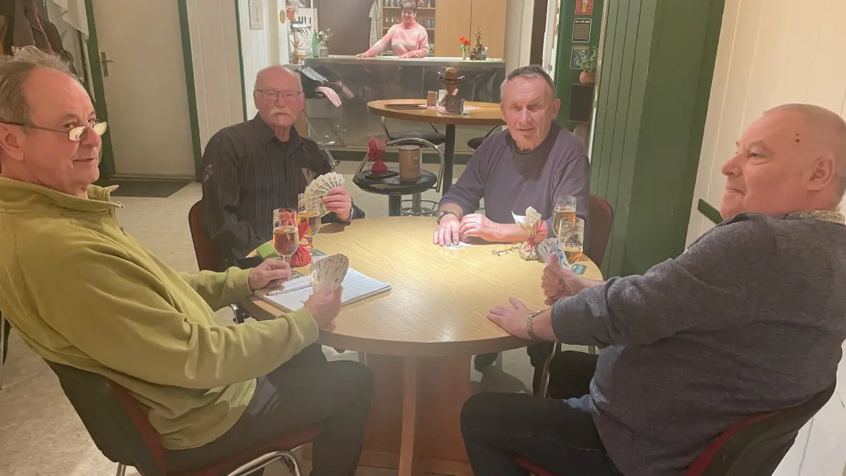 Die vier Herren der Skatrunde: Detlef Krüger, Horst Grandke, Gerd Rolka und Volker Reinig (v.l.) treffen sich jeden Donnerstag in der Hertha-Klause in Finsterwalde.
