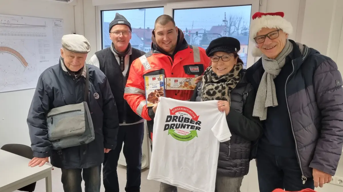 Mitglieder der Bürgerinitiative Drüber oder Drunter brachten Frank Rehder (Bauleiter Straßenbau, 2v.li.) und Polier Mike Regenstein (Mitte) zum Nikolaus Leckereien und Präsente in den Baubüro.