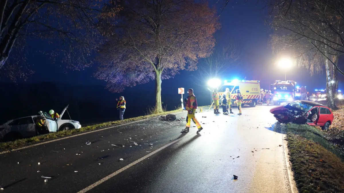 Am Freitagnachmittag kam es gegen 16:00 Uhr auf der B98 zwischen Sohland/Spree und Pilzdörfel zu einem schweren Verkehrsunfall. Ein Skoda sowie ein VW kollidierten frontal. Sofort eilten Einsatzkräfte der Feuerwehr, Polizei, drei Rettungswagen, ein Notarzt sowie ein Rettungshubschrauber zur Einsatzstelle. Die Feuerwehr kümmerte sich um die eingeschlossene Fahrerin des Skoda und übergab diese dem Rettungsdienst. Insgesamt wurden drei Personen verletzt, durch Sanitäter behandelt und anschließend in umliegende Krankenhäuser gebracht. Die B98 blieb mehr als eine Stunde voll gesperrt. Die Polizei führt nun die weiteren Ermittlungen.