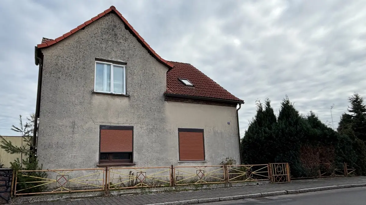 Diese Immobilie an der Hauptstraße in Wormlage soll versteigert werden.