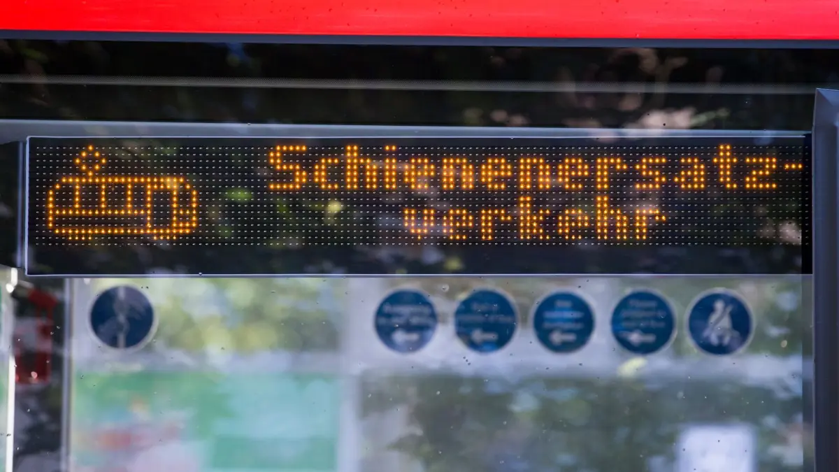 Ersatzverkehr: ARCHIV - 04.10.2017, Nordrhein-Westfalen, Gütersloh: Schienenersatzverkehr wird Fahrgästen der Bahn angeboten. (zu dpa: «Bahnsperrung in Duisburg: Wie kommt man trotzdem ans Ziel?») Foto: Friso Gentsch/dpa +++ dpa-Bildfunk +++