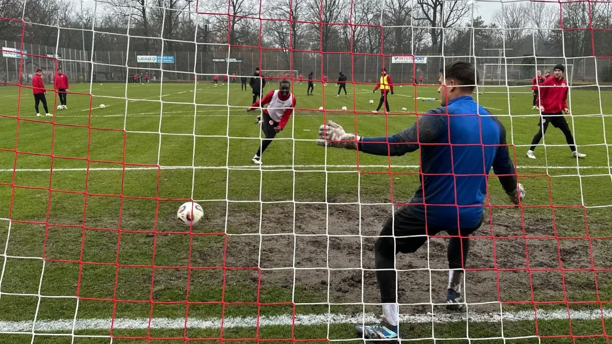 Beim Abschlusstraining von Energie Cottbus im Eliaspark ging es am Freitagnachmittag ordentlich zur Sache.
