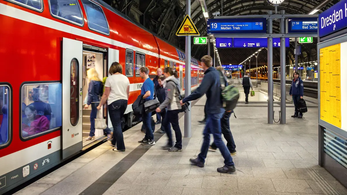 Die beiden ostsächsischen Verkehrsverbünde VVO und ZVON schließen sich zusammen. Fahrgäste sollen ab 2027 mit einem einheitlichen Ticket durch die Region Ostsachsen reisen können.