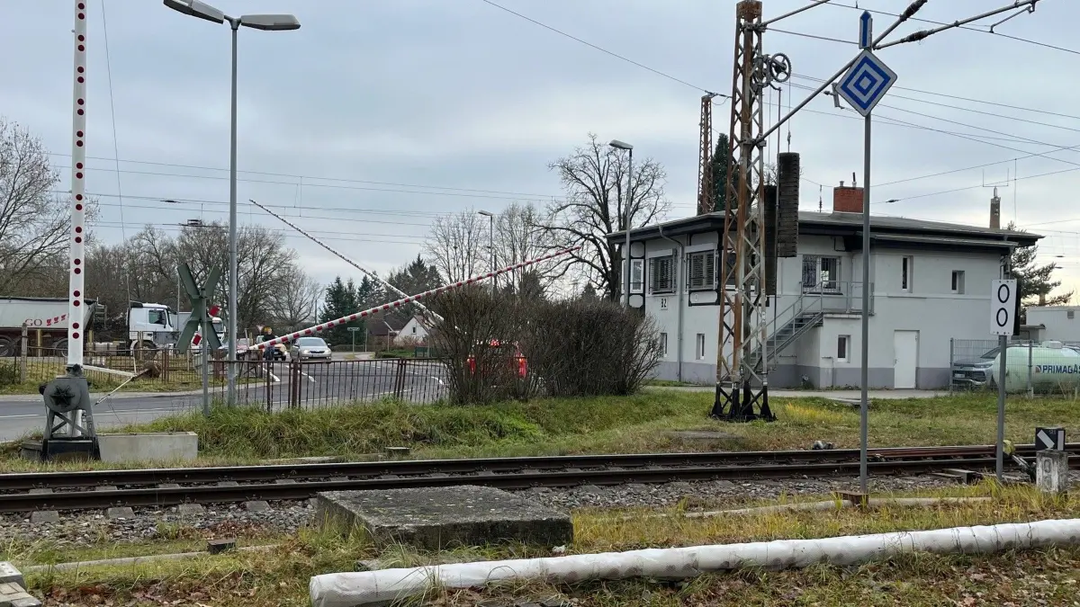 Am Bahnhof in Doberlug-Kirchhai werden die Schranken noch manuell geschlossen und geöffnet. Die Deutsche Bahn äußert sich zur Sicherheit solcher Schrankenanlagen.