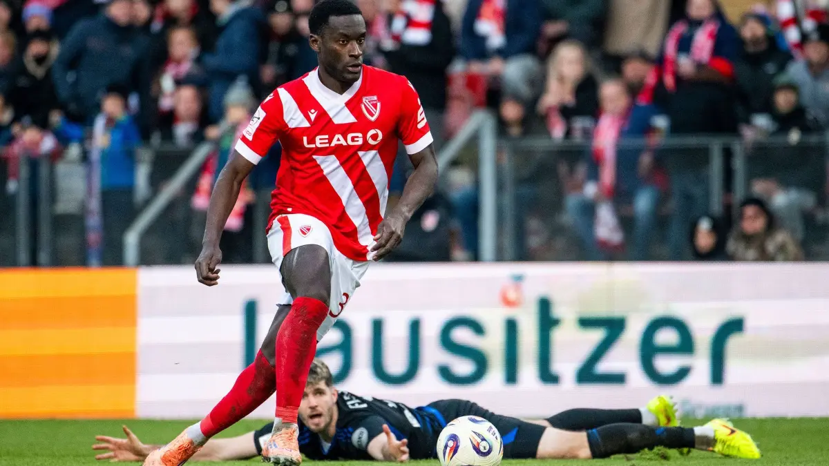 Energie Cottbus - MSV Duisburg: 06.12.2025, Brandenburg, Cottbus: Fußball: 3. Liga, Energie Cottbus - MSV Duisburg, 17. Spieltag, LEAG Energie Stadion. Merveille Biankadi (Energie Cottbus) schießt das 2:0. Foto: Julius Frick/dpa +++ dpa-Bildfunk +++