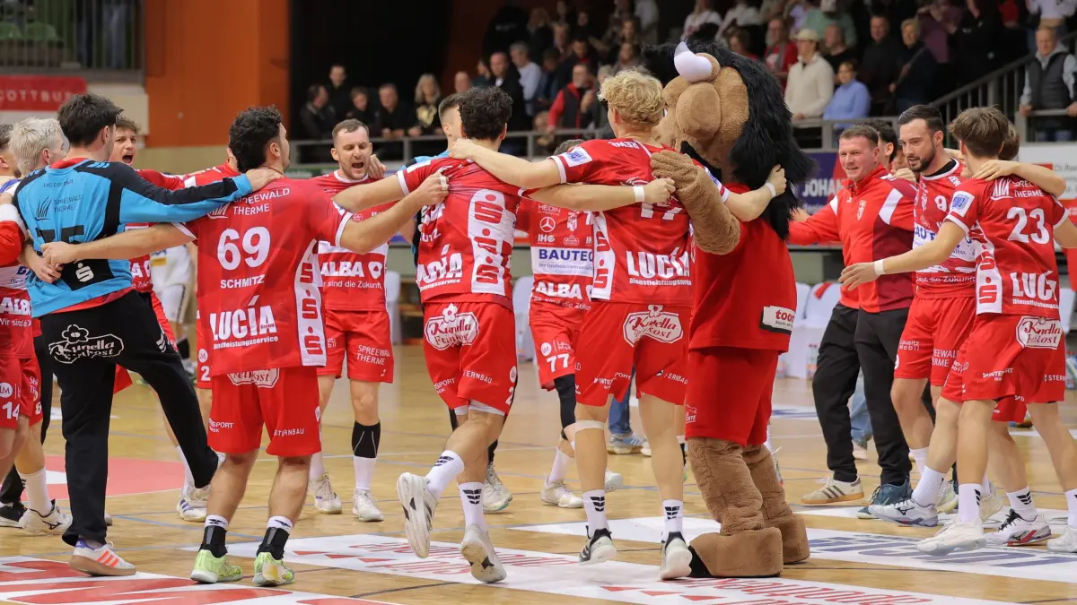 Handball Regionalliga Ostsee-Spree LHC Cottbus - HSV Insel Usedom 37-28: Der LHC feiert den Sieg.