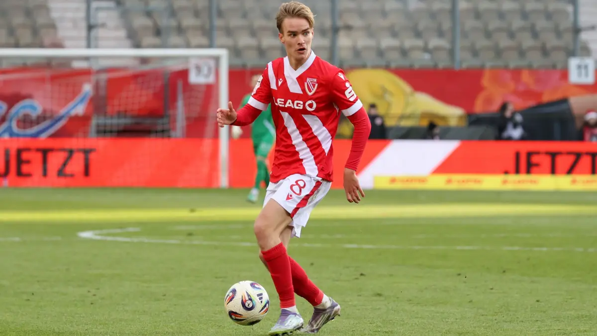 Fussball 3. Liga 2025/2026 FC Energie Cottbus - MSV Duisburg: 8 Lukas Michelbrink (Energie Cottbus)