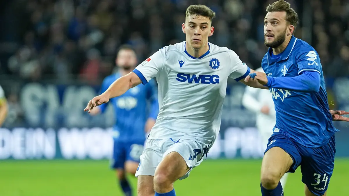 Fussball: 2. Bundesliga, 15. Spieltag, SV Darmstadt 98 - Karlsruher SC: Fussball: 2. Bundesliga, 15. Spieltag, SV Darmstadt 98 - Karlsruher SC am 06.12.2025 in Darmstadt Merck-Stadion am Böllenfalltor, Deutschland, Saison 2025 2026: DFB/DFL REGULATIONS PROHIBIT ANY USE OF PHOTOGRAPHS as IMAGE SEQUENCES and/or QUASI-VIDEO: Marcel Beifus 4, KSC im Zweikampf ohne Ball mit Killian Julian Corredor 34, SVD. Darmstadt Merck-Stadion am Böllenfalltor Deutschland *** Soccer 2 Bundesliga, Matchday 15, SV Darmstadt 98 Karlsruher SC on 06 12 2025 in Darmstadt Merck Stadion am Böllenfalltor , Germany, Season 2025 2026 DFB DFL REGULATIONS PROHIBIT ANY USE OF PHOTOGRAPHS as IMAGE SEQUENCES and or QUASI VIDEO Marcel Beifus 4, KSC in duel without ball with Killian Julian Corredor 34, SVD Darmstadt Merck Stadion am Böllenfalltor Germany Copyright: xChristophxKinzingerx