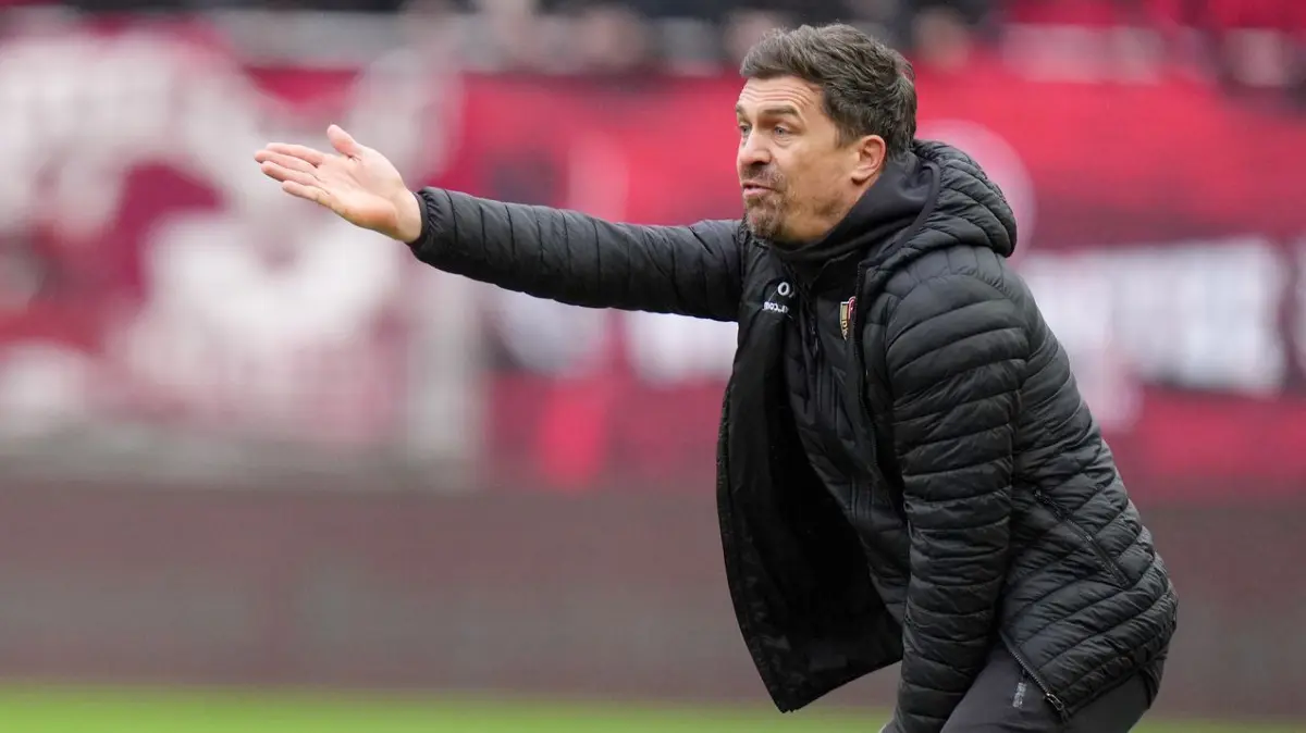 1. FC Kaiserslautern - Dynamo Dresden: 06.12.2025, Rheinland-Pfalz, Kaiserslautern: Fußball: 2. Bundesliga, 1. FC Kaiserslautern - Dynamo Dresden, 15. Spieltag, Fritz-Walter-Stadion. Trainer Thomas Stamm (Dynamo Dresden) reagiert. Foto: Thomas Frey/dpa - WICHTIGER HINWEIS: Gemäß den Vorgaben der DFL Deutsche Fußball Liga bzw. des DFB Deutscher Fußball-Bund ist es untersagt, in dem Stadion und/oder vom Spiel angefertigte Fotoaufnahmen in Form von Sequenzbildern und/oder videoähnlichen Fotostrecken zu verwerten bzw. verwerten zu lassen. +++ dpa-Bildfunk +++