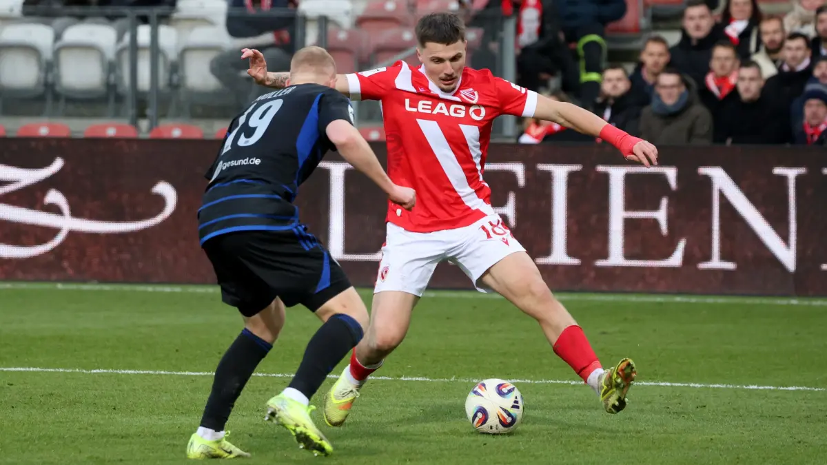 Fussball 3. Liga 2025/2026 FC Energie Cottbus - MSV Duisburg: 19 Leon Müller (Duisburg, l.), 18 Erik Engelhardt (Energie Cottbus)