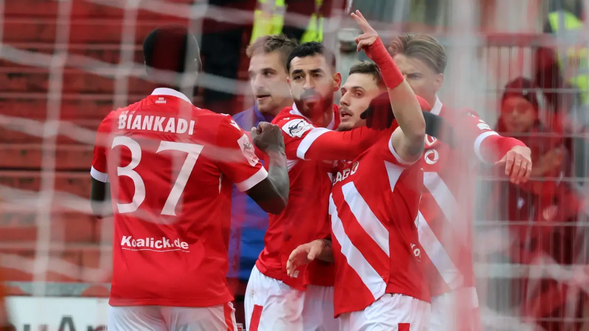 Fussball 3. Liga 2025/2026 FC Energie Cottbus - MSV Duisburg: 18 Erik Engelhardt (Energie Cottbus, r.) und 10 Tolcay Cigerci (Energie Cottbus) feiern das 1-0, Cottbuser Torjubel