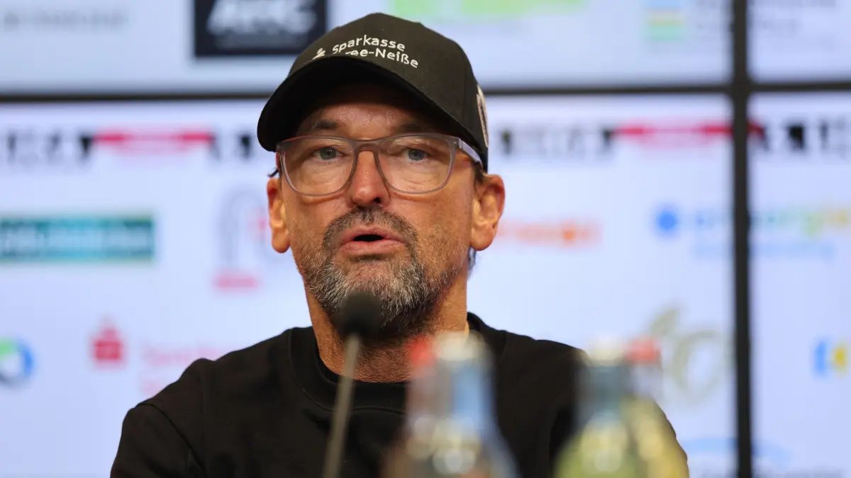 Fussball 3. Liga 2025/2026 FC Energie Cottbus - MSV Duisburg: Trainer Claus-Dieter Wollitz (Energie Cottbus)