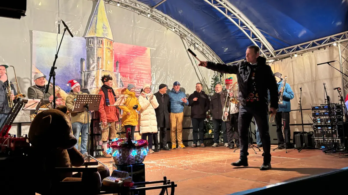Kunstvoll dirigiert der Wittichenauer Bürgermeister Markus Posch sein spontan zusammengesuchtes Ensemble, das er als Nachfolger der britischen Kultband Wham ankündigt.