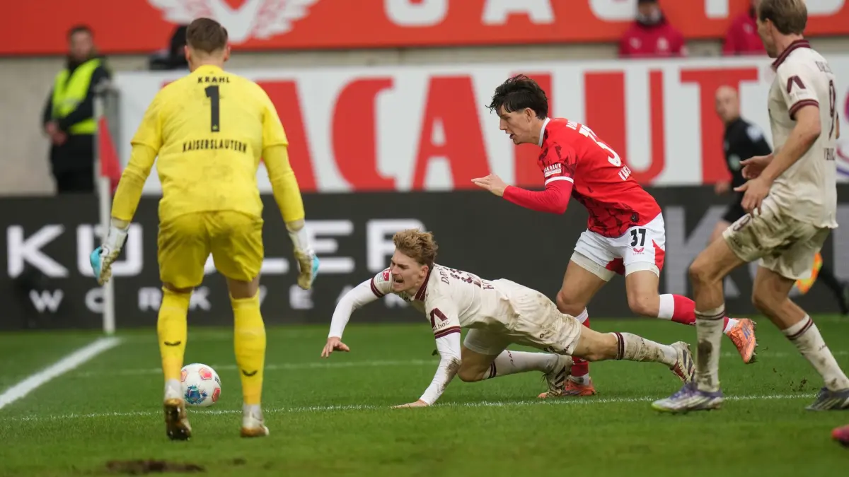 1. FC Kaiserslautern - Dynamo Dresden: 06.12.2025, Rheinland-Pfalz, Kaiserslautern: Fußball: 2. Bundesliga, 1. FC Kaiserslautern - Dynamo Dresden, 15. Spieltag, Fritz-Walter-Stadion. (l-r) Torwart Julian Krahl (1. FC Kaiserslautern), Dominik Kother (Dynamo Dresden), Leon Robinson (1. FC Kaiserslautern), Vincent Vermeij (Dynamo Dresden). Foto: Thomas Frey/dpa - WICHTIGER HINWEIS: Gemäß den Vorgaben der DFL Deutsche Fußball Liga bzw. des DFB Deutscher Fußball-Bund ist es untersagt, in dem Stadion und/oder vom Spiel angefertigte Fotoaufnahmen in Form von Sequenzbildern und/oder videoähnlichen Fotostrecken zu verwerten bzw. verwerten zu lassen. +++ dpa-Bildfunk +++