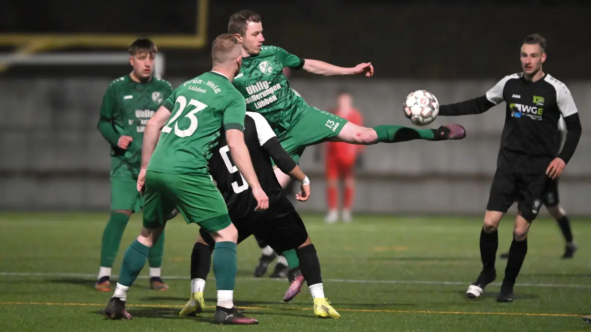 Fussball : Erkner, Fussball Landesliga Süd, FV Erkner - SV Grün-Weiss Lübben, Johannes Jahnke mitte vor Florian Fleck r. weiter Yannik Mrose h.l.
FOTO BENK 05.12.2025