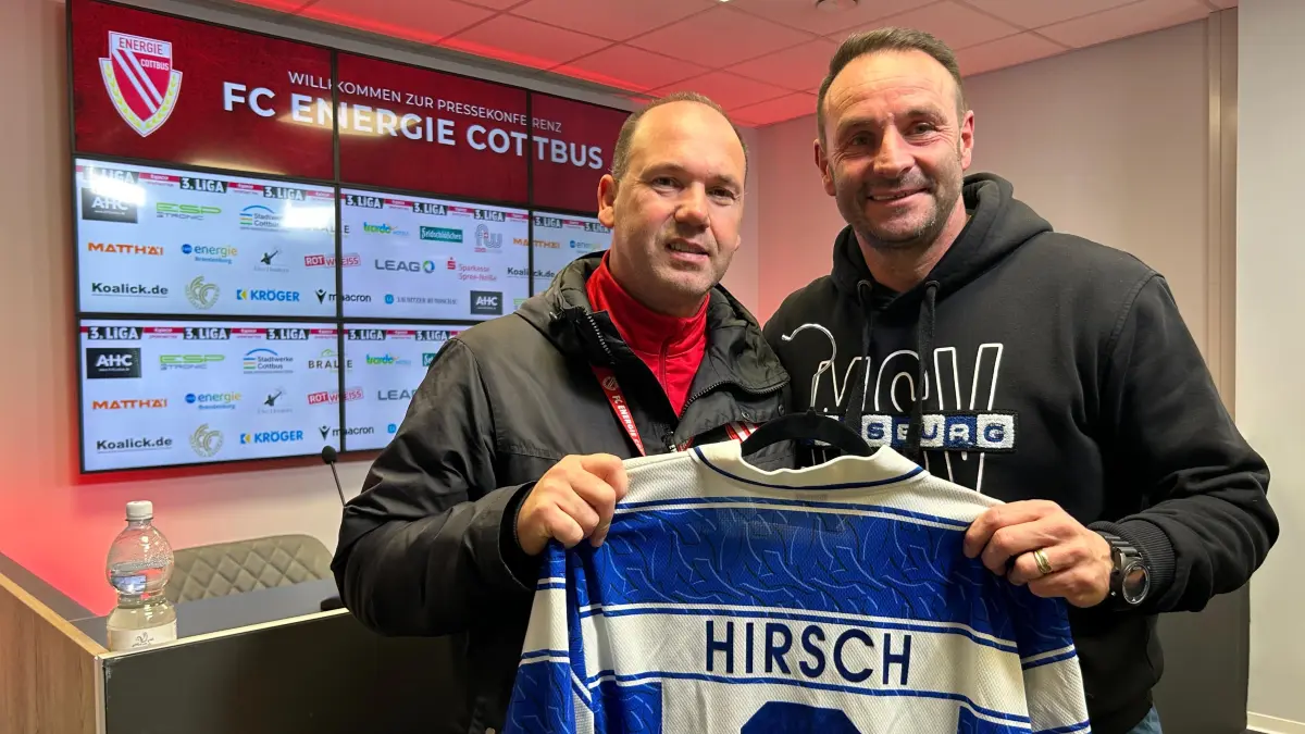 Vor 29 Jahren hatte Dietmar Hirsch dieses Trikot des MSV Duisburg getragen. Bei Energie Cottbus hängt es sogar im Museum.