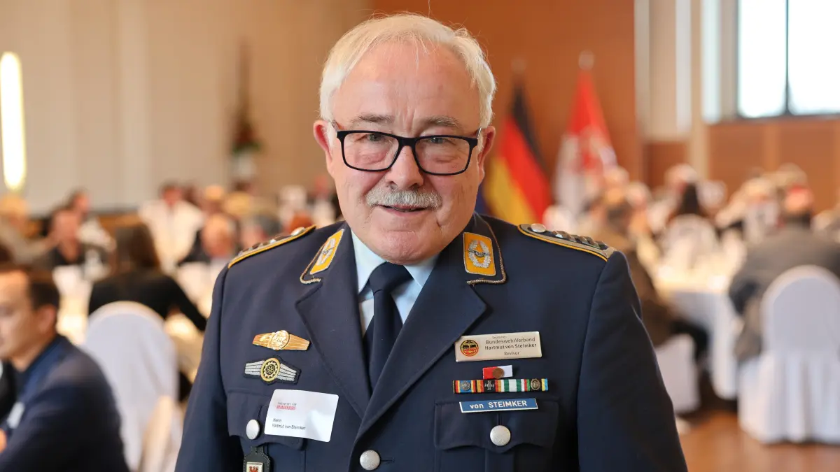 Hartmut von Steimker hat über 50 Jahre lang als Berufssoldat gearbeitet, für die NVA und die Bundeswehr. Er wird am 6. Dezember 2025 für sein Engagement beim jährlichen Ehrenamtsempfang in der Staatskanzlei Brandenburg geehrt.