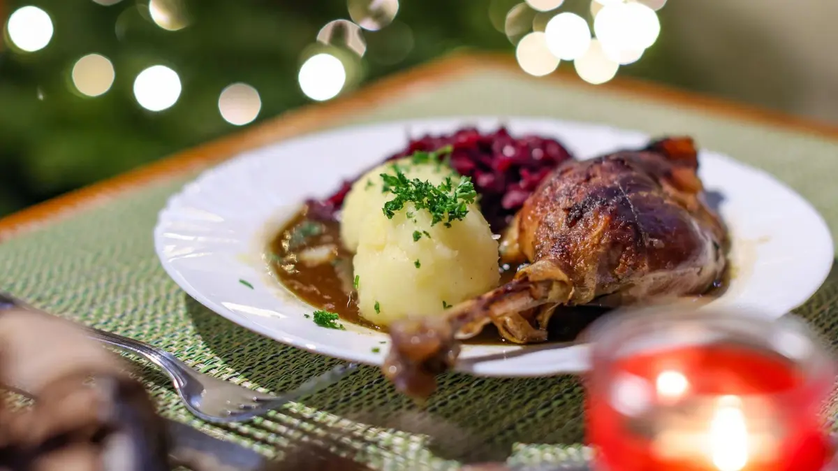 Weihnachten - Gänsebraten: ARCHIV - 13.12.2021, Sachsen, Wermsdorf: Eine Portion Gänsekeule mit Rotkraut und Klößen steht auf einem Tisch im Restaurant der Gänsezucht Eskildsen. (zu dpa: «Festbraten-Zeit startet – Auch Alternativen nachgefragt») Foto: Jan Woitas/dpa-Zentralbild/dpa +++ dpa-Bildfunk +++