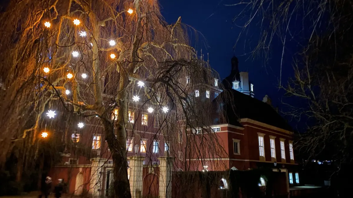 Herrnhuter Sterne sind nicht nur im Neuen Schloss verteilt, sondern auch an Bäumen nah beim Schloss. Das sorgt für ein besonderes Ambiente zur Schlossweihnacht.
