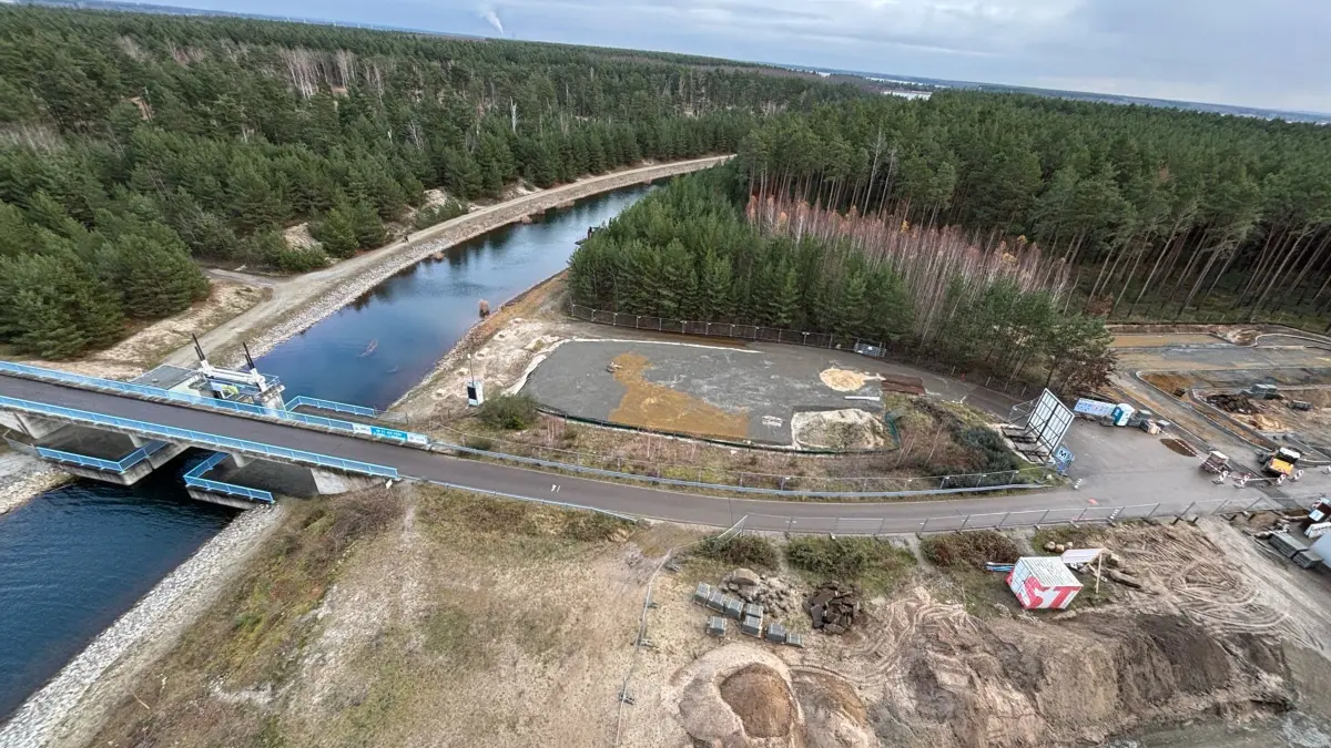 Gewaltig wirken die Baustellen von der Plattform des Rostigen Nagels. Es bauen dort der Zweckverband Lausitzer Seenland Brandenburg und Bergbausanierer LMBV.