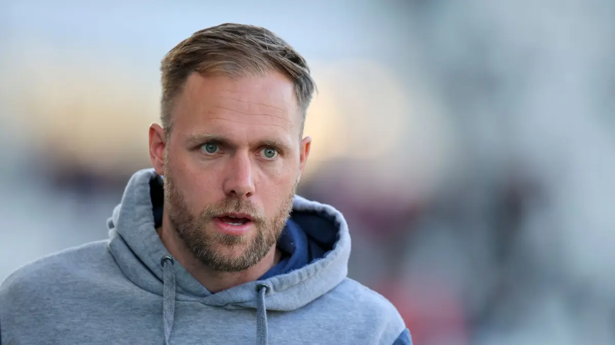 Trainer Daniel Brinkmann von Hansa Rostock: ARCHIV - 06.04.2025, Nordrhein-Westfalen, Essen: Fußball: 3. Liga, Rot-Weiss Essen - Hansa Rostock, 31. Spieltag, Stadion an der Hafenstraße. Rostocks Trainer Daniel Brinkmann vor dem Spiel. (zu dpa: «Trotz langer Überzahl: Rostock nur mit Remis gegen Aachen») Foto: Christoph Reichwein/dpa +++ dpa-Bildfunk +++