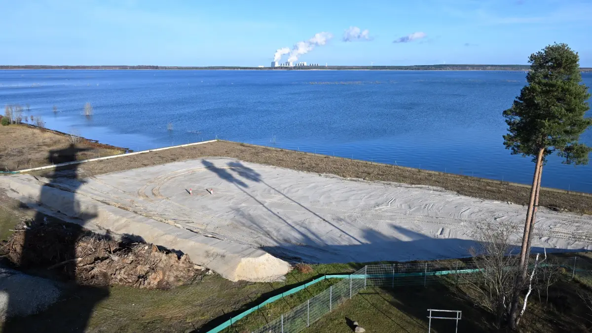 Ostsee Aussichts Merzdorf Graffiti Dez 2025: Der vom Cottbuser Graffiti-Künstler Marcus Preuß vom Studio 26 im Auftrag der LEAG im April 2024 neu gestaltete Aussichtsturm Merzdorf am Cottbuser Ostsee ist inzwischen mit vielen hässlichen Graffitis von sogenannten Fußballfans des FC Energie Cottbus verunstaltet worden.