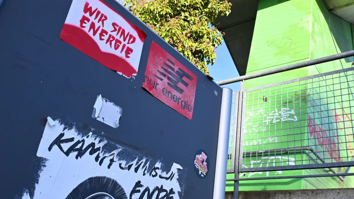 Ostsee Aussichts Merzdorf Graffiti Dez 2025: Der vom Cottbuser Graffiti-Künstler Marcus Preuß vom Studio 26 im Auftrag der LEAG im April 2024 neu gestaltete Aussichtsturm Merzdorf am Cottbuser Ostsee ist inzwischen mit vielen hässlichen Graffitis von sogenannten Fußballfans des FC Energie Cottbus verunstaltet worden.