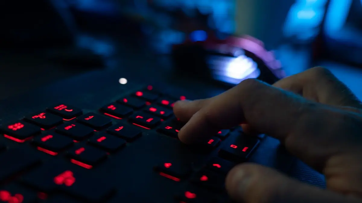 Cyberangriff: ARCHIV - 29.04.2020, Bayern, Ebing: Ein Mann sitzt am Rechner und tippt auf einer Tastatur. (Symbolbild) (zu dpa: «Fürth warnt Bürger nach Cyberangriff auf Stadtentwässerung») Foto: Nicolas Armer/dpa +++ dpa-Bildfunk +++
