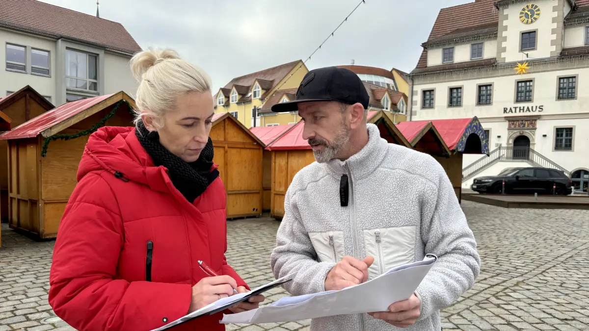 Anja Hillmann und Nico Thäle von der Lausitzhalle Hoyerswerda haben den Teschen-Markt 2025 in Hoyerswerda geplant und vorbereitet.