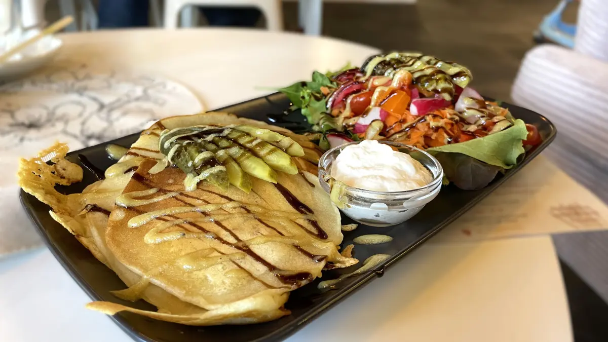 Pancakes mit Käse und Schinkenwürfeln plus Salat im Café Chill & Charge in Burg im Spreewald am 23.09.2025