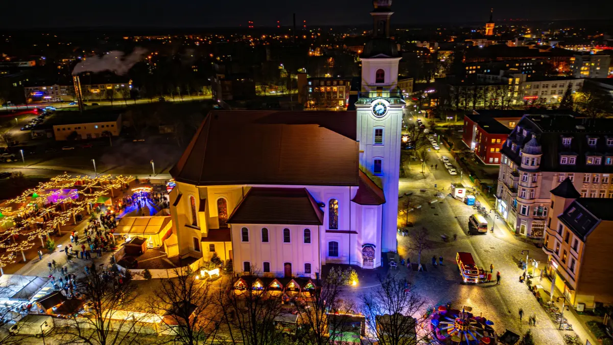Auch in diesem Jahr verwandelt sich das Areal rund um die Stadtkirche St. Nikolai wieder in ein Weihnachtswunderland. Vom 11. bis 14. Dezember 2025 lädt der Weihnachtsmarkt in Forst (Lausitz) wieder zum besinnlichen Beisammensein in stimmungsvoller Atmosphäre ein.