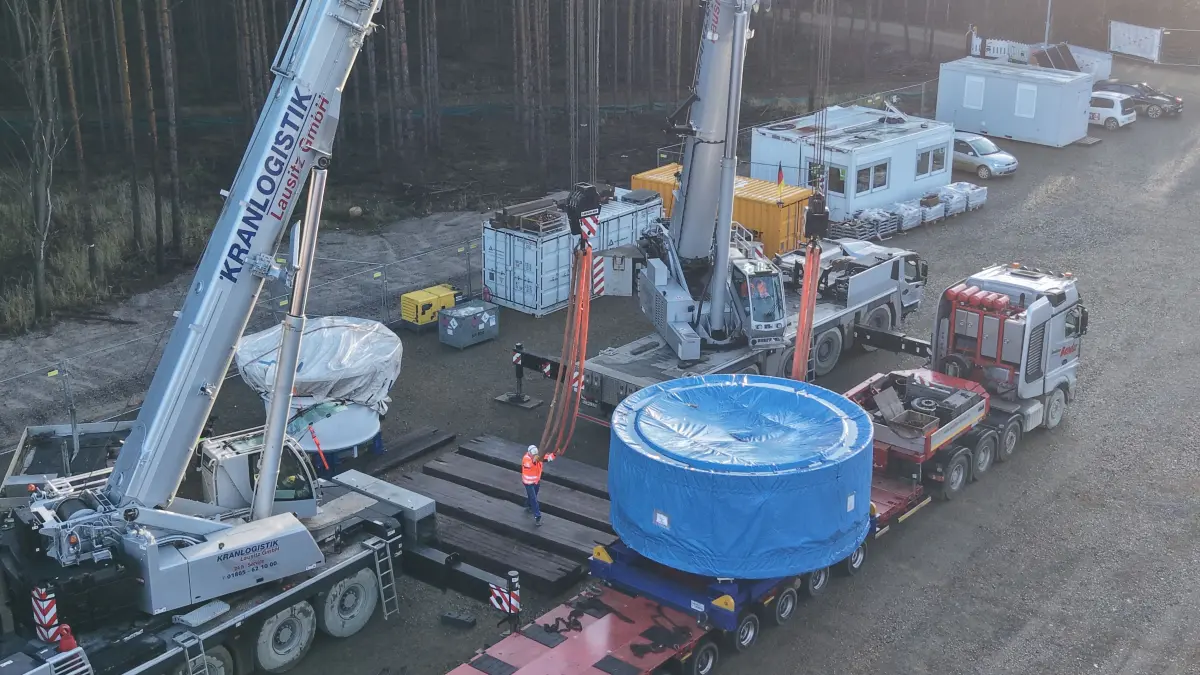 Hier wird das 73 Tonnen schwere Hauptteil der Turbine für den Höhenwindturm abgeladen. Dazu sind gewaltige Kräne erforderlich.