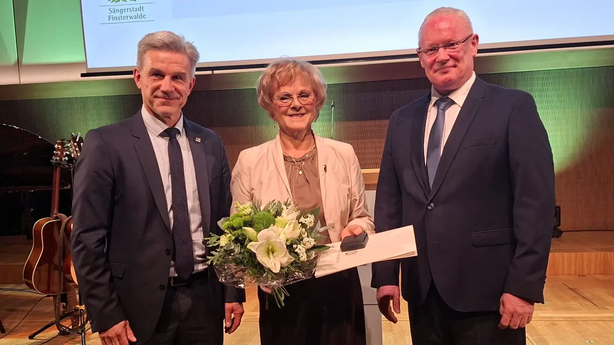 Die Emotionen waren Annette Fähnel beim Eintrag in das Ehrenbuch der Stadt anzumerken. Bürgermeister Jörg Gampe (l.) und Stadtverordnetenvorsteher Thomas Freudenberg teilten mit ihr die Freude.