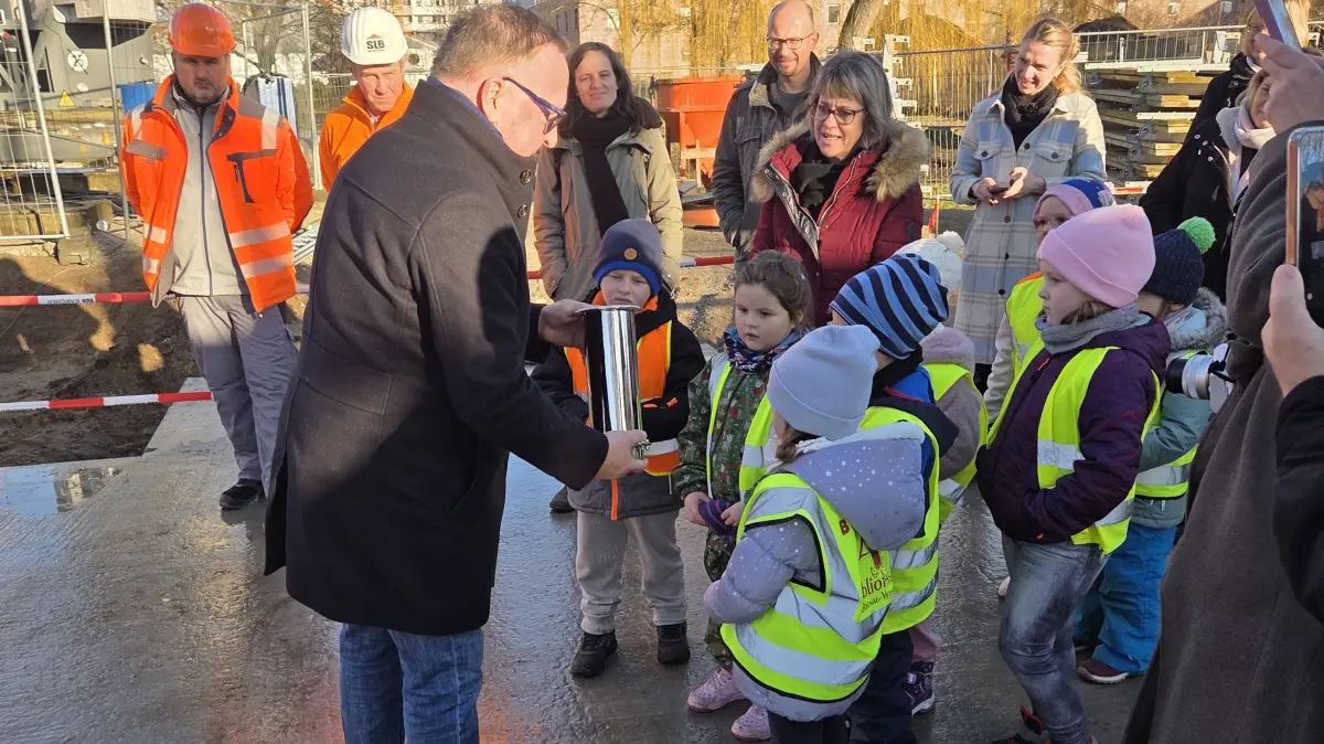 Grundsteinlegung für die neue Kita Spiel und Spaß in der Neustadt von Lübbenau. Bürgermeister Helmut Wenzel befüllt gemeinsam mit Kindern der Kita eine Zeitkapsel.