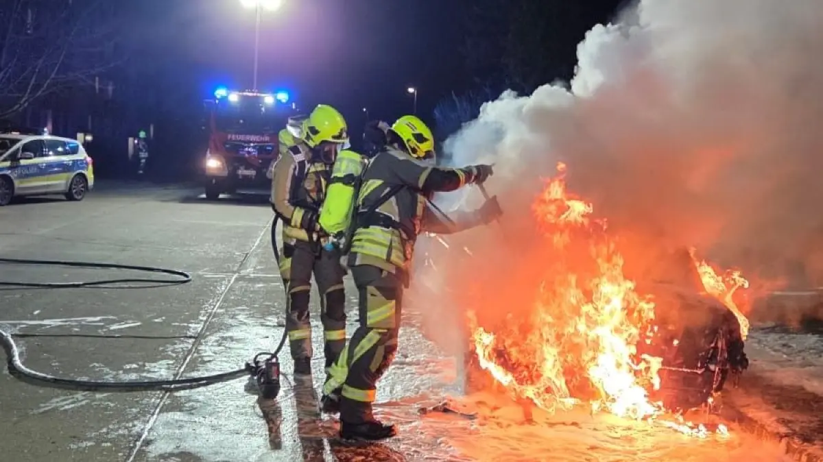 Dieser PKW in der Hartmannsdorfer Straße brannte am Samstag Abend aus. Wie konnte das passieren?