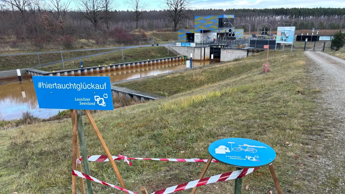 Diese kleine Baustelle sorgt derzeit am Koschener Kanal für Aufsehen. Sie befindet sich direkt am Radweg zwischen Kleinkoschen und Geierswalde.