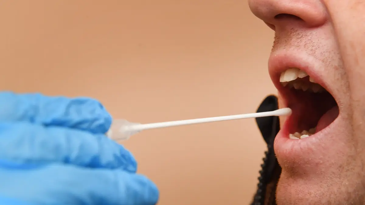 DNA-Test: ARCHIV - 17.01.2018, Mecklenburg-Vorpommern, Göhren: Ein Mann gibt bei einem Reihengentest eine DNA-Probe ab. (zu dpa: «Mann schickt Freund zu Vaterschaftstest - Bewährungsstrafe») Foto: Stefan Sauer/dpa +++ dpa-Bildfunk +++