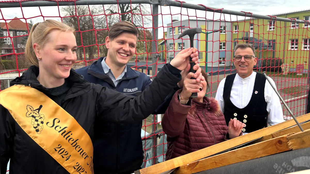 Gute Laune auf dem Dach: Moie Franziska Böhme, Bauamtsleiter Kevin Paschke, Bürgermeisterín Cornelia Schülzchen und Dachdeckermeister Thomas Fuhlbrück sorgten dafür, dass der symbolische Nagel auch tief genug versenkt wurde.