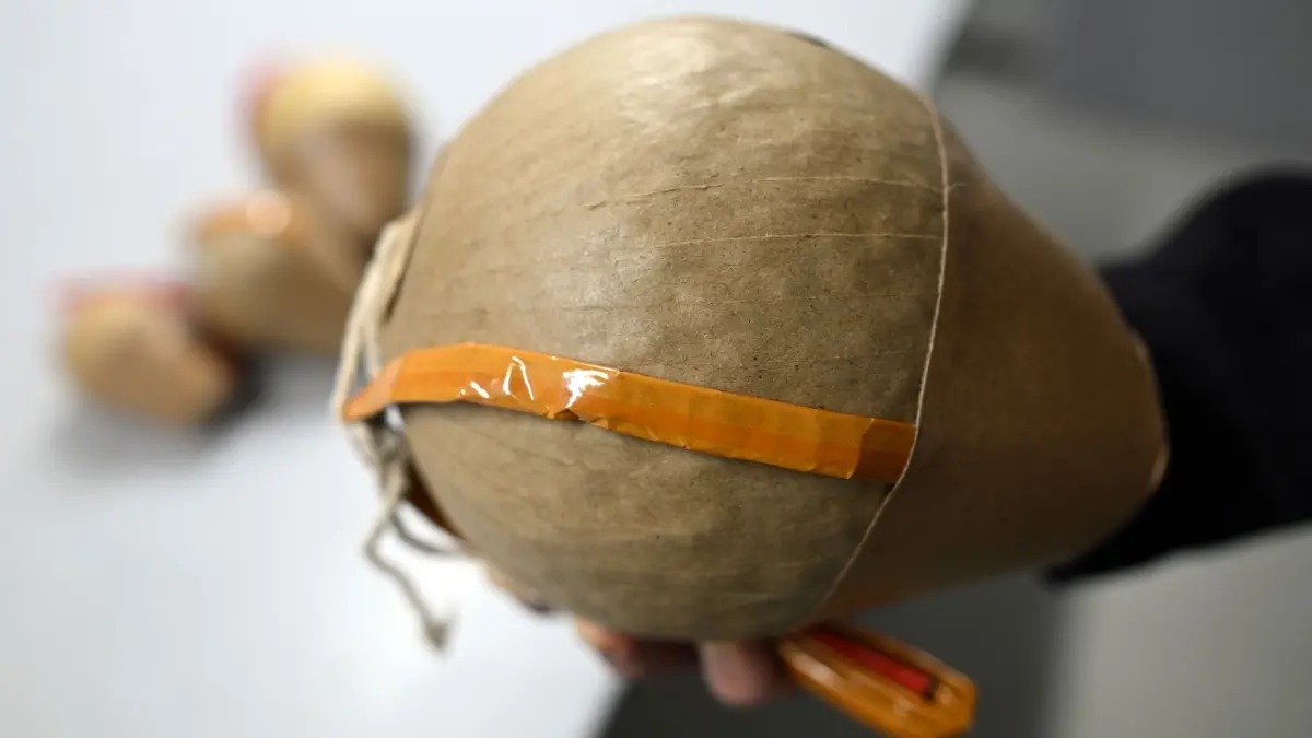 Kugelbombe: ARCHIV - 03.01.2025, Nordrhein-Westfalen, Eitorf: Ein Feuerwerker hält eine Kugelbombe für professionelles Feuerwerk in der Hand. Durch den unsachgemäßen Gebrauch illegal beschaffter Kugelbomben an Silvester sind schwere Verletzungen und schwere Beschädigungen passiert. (zu dpa: «Polizei stoppt bei Grenzkontrolle Pyro-Schmuggler») Foto: Federico Gambarini/dpa +++ dpa-Bildfunk +++