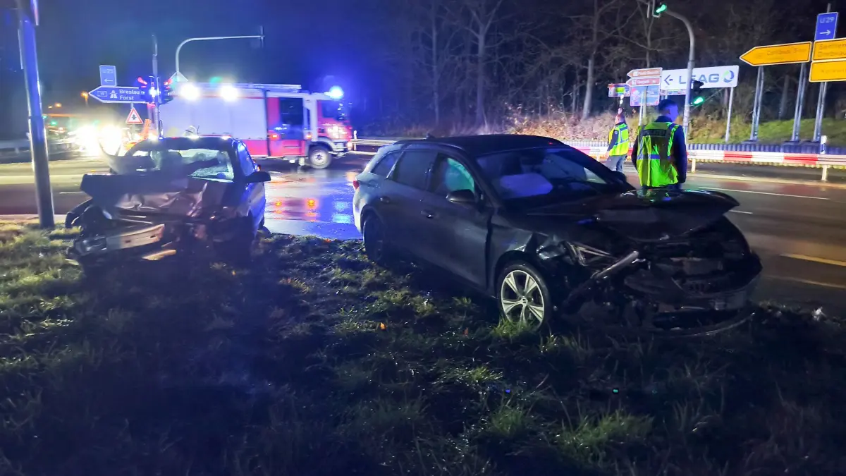 Die beiden Fahrzeuge nach dem Unfall an der A15 in Cottbus-West. Zwei Personen mussten nach dem Crash ins Krankenhaus.