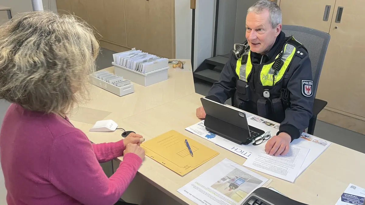 Polizeihauptkommissar Holger Bensch gehört zu den Beamten, die sich im neuen Revierposten im Bürgerservice der Stadtverwaltung Finsterwalde um Anliegen der Bürger kümmern.