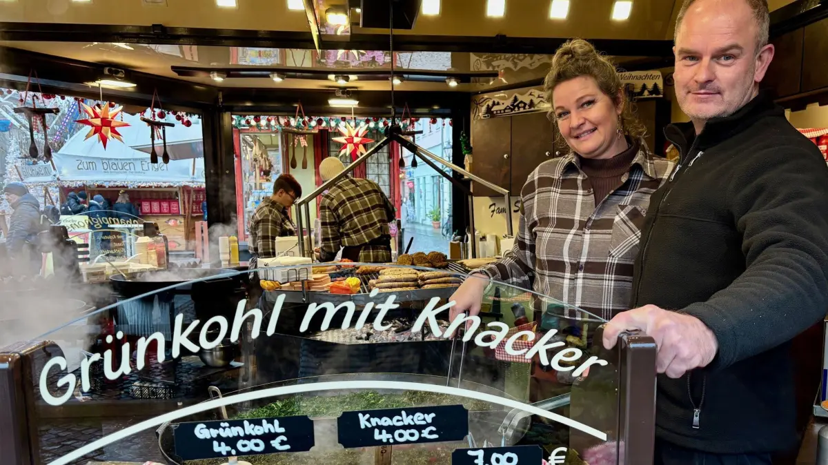 Silvio und Janine Sperlich gehören mit ihrer Grillhütte auf dem Altmarkt zu den Klassikern auf dem Weihnachtsmarkt in Cottbus. Bei ihnen kostet die Portion Grünkohl mit Knacker sieben Euro.