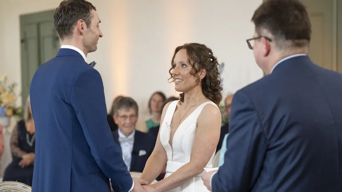 Sind seit ihrer "Hochzeit auf den ersten Blick" (Sat. 1 und Joyn) unzertrennlich: Apotheker Martin aus Lübben und Sarah aus Nordrhein-Westfalen.