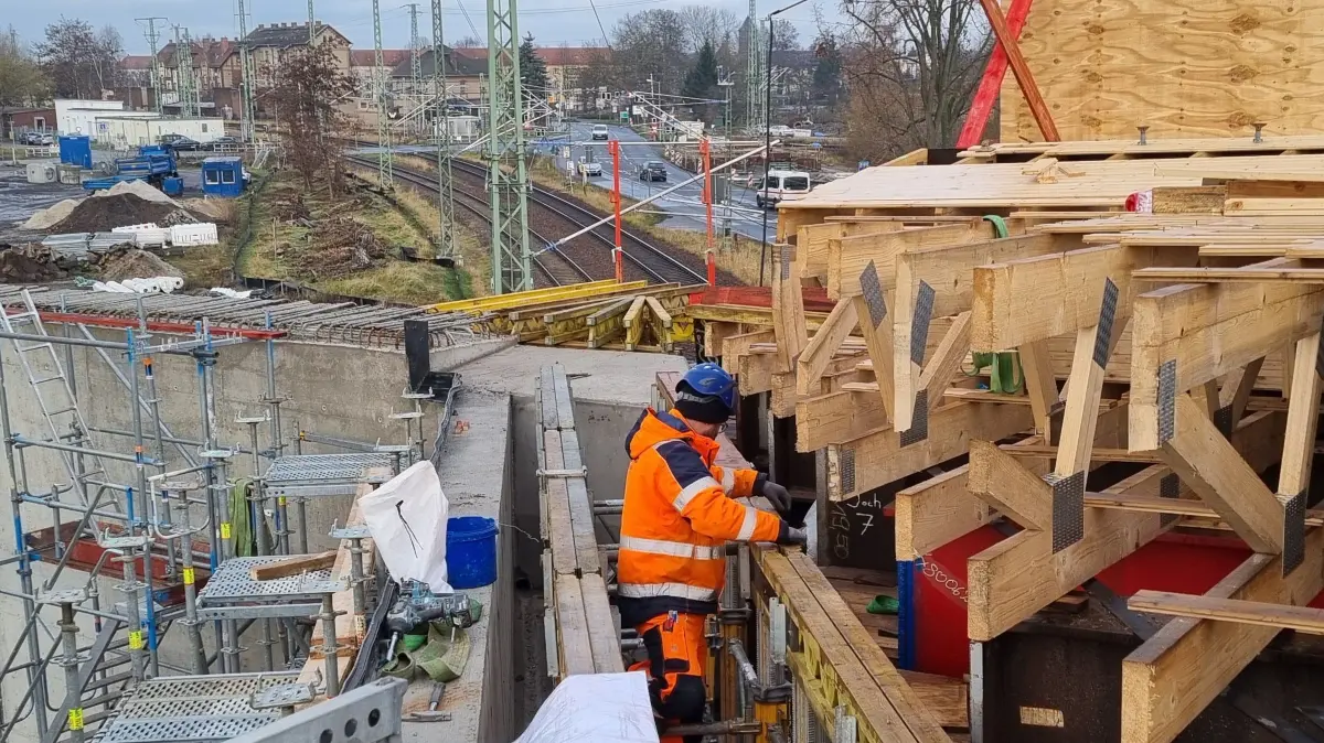 Bau einer Straßenbrücke über die Gleise in Lübbenau.