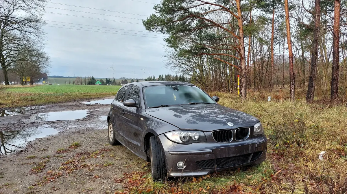 Ein scheinbar herrenloser BMW steht seit mehreren Monaten unbewegt an der B320 zwischen Schenkendöbern und Guben. Zum einigem Unmut.