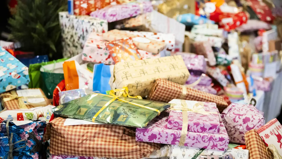 Weihnachtsgeschenke liegen auf einem Tisch.