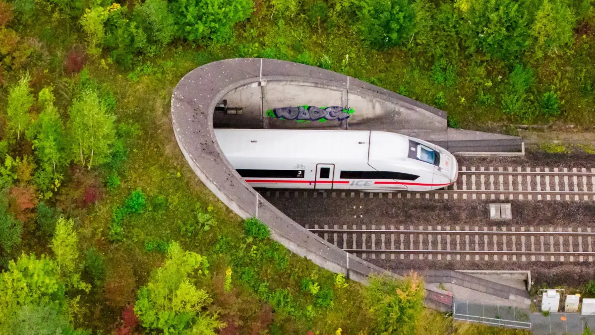 Ein ICE der Deutschen Bahn fährt in den Tunnel Escherberg im Landkreis Hildesheim auf der Strecke Göttingen - Hannover - Hamburg (Aufnahme mit Drohne). (zu dpa: «Städte pochen auf Neubau der ICE-Strecke Hamburg-Hannover») +++ dpa-Bildfunk +++