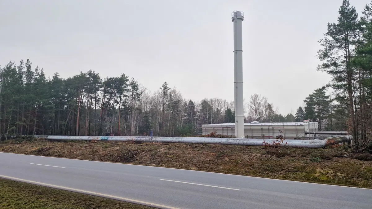Am bisherigen Übergabepunkt der Fernwärme aus dem Kraftwerk Boxberg ist diese neue Halle entstanden. Dort werden neue Kessel installiert, die auf Gas-Basis eine Übergangslösung darstellen, aber auch später den Spitzenbedarf absichern sollen.