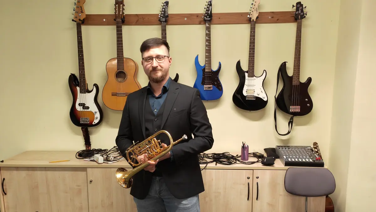 Dorian Brode ist neuer Leiter der Musikschule Hoyerswerda. Seine Schüler im fach Trompete unterrichtet er weiter.